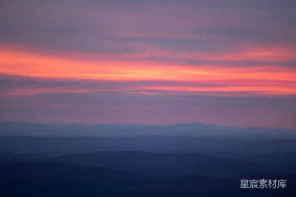 高清摄影 一抹夕阳悬挂在山脉之上