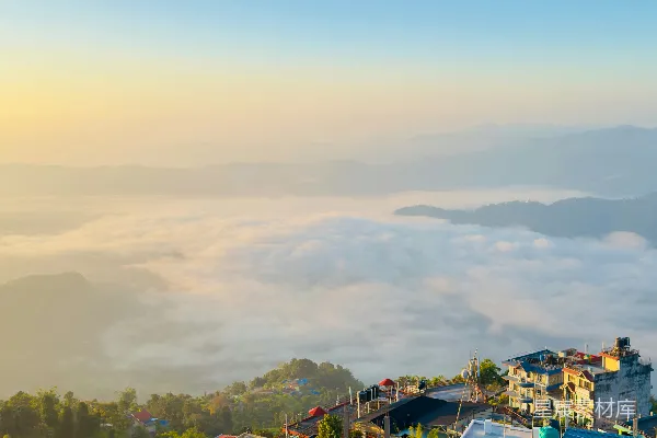 高清摄影 日出时，云层之上依偎着的山村