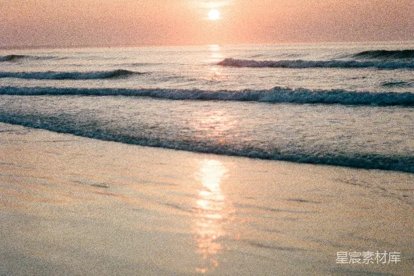 高清摄影 海浪在日落时拍打着海岸。