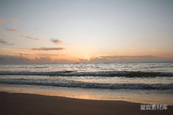 高清摄影 夕阳正在海洋上空的海滩落下。