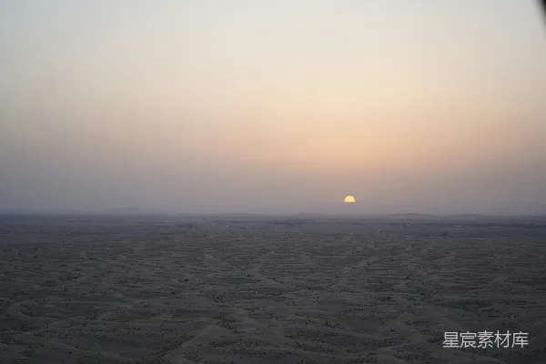 高清摄影 夕阳正在沙滩上落下。