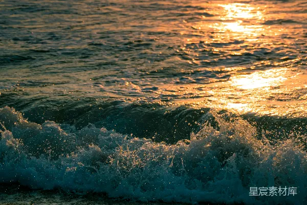 高清摄影 金色的夕阳映照在海浪上