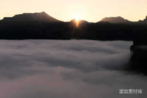 高清摄影 山间云海中的日出