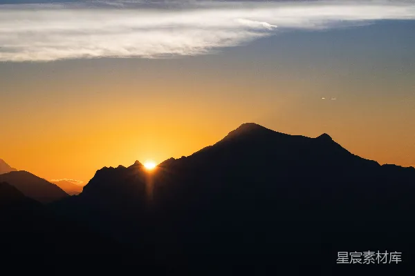 高清摄影 山峦剪影上方的朝阳。