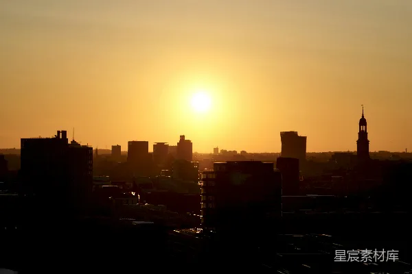 高清摄影 夕阳西下，城市天际线笼罩在余晖中