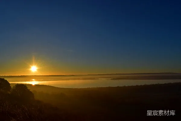 高清摄影 夕阳西下，山峦映红。