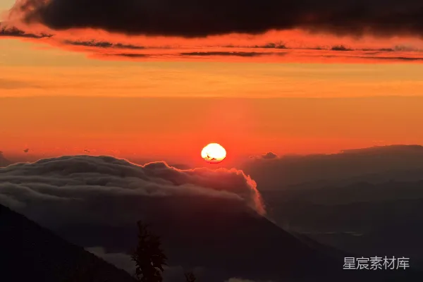 高清摄影 夕阳西下，云雾缭绕的山脉。