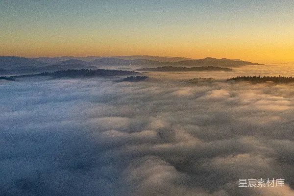 高清摄影 夕阳正在天空中的云层中落下