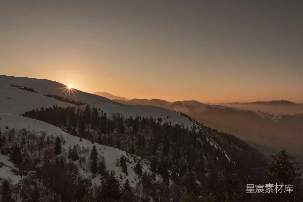 高清摄影 夕阳正照耀在白雪皑皑的山峰上