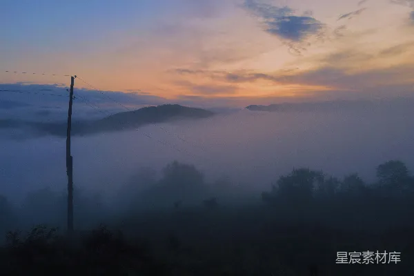 高清摄影 黎明时分的雾蒙蒙的风景，山峦起伏，天空色彩斑斓。