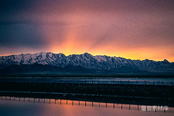 高清摄影 一片广阔的水域，背景是群山。