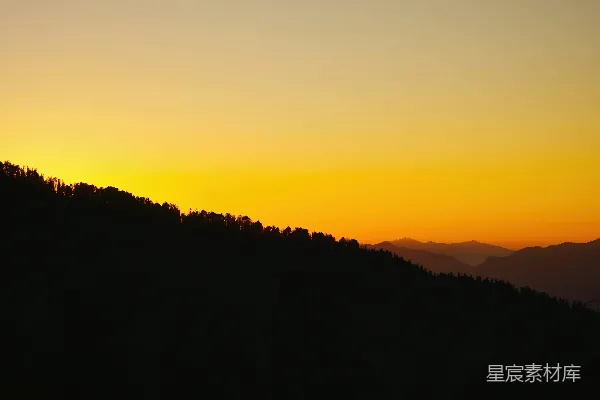 高清摄影 夕阳正照在山峦和树林上。