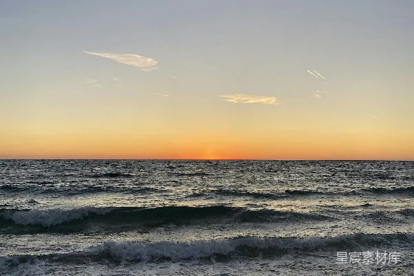 高清摄影 太阳正落向海面的波涛。