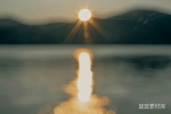 高清摄影 夕阳沉落在群山和水体之上