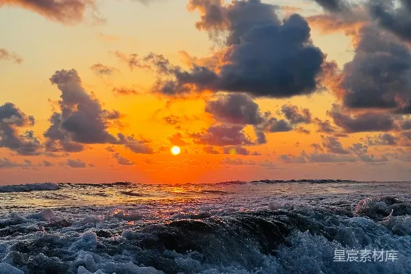 高清摄影 海浪在壮观的日落时拍打着海岸。