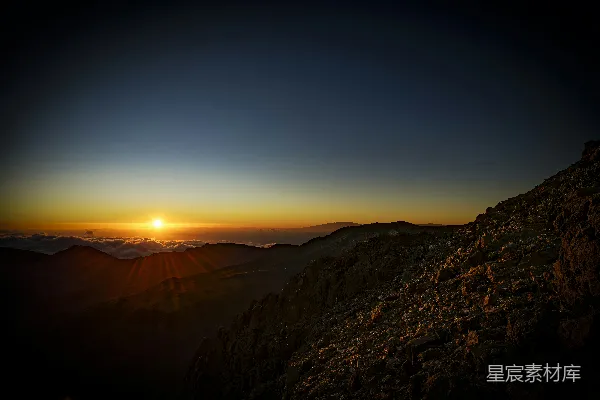 高清摄影 山脉上的日出与云层
