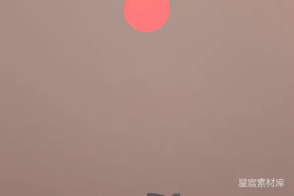 高清摄影 夕阳下的城市天际线，红月高悬。