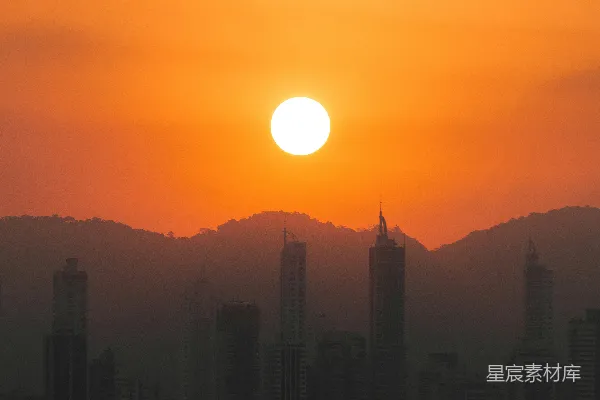 高清摄影 一片大的水域，背景中有一座城市。