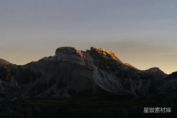 高清摄影 夕阳正照耀着山脉。