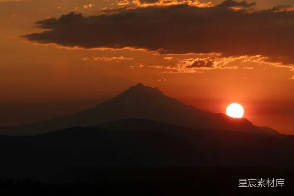 高清摄影 夕阳西下，山峦剪影