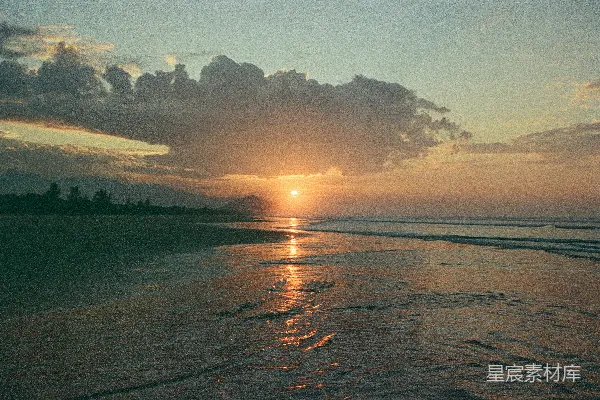 高清摄影 平静的海洋上日落的景象，倒映着美丽的光影