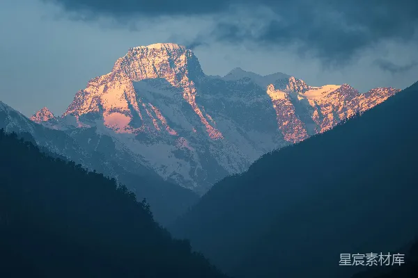 高清摄影 白天的雪山