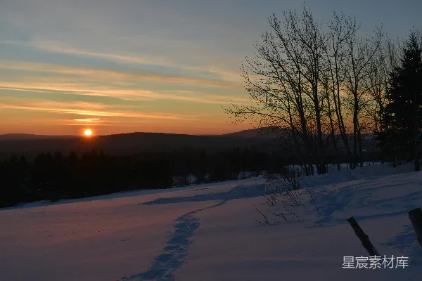 高清摄影 夕阳正落在这片雪山上。
