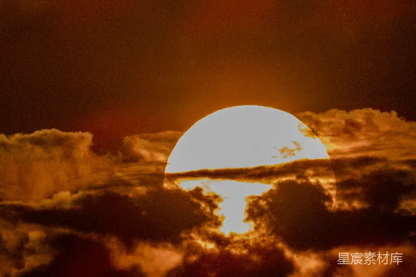 高清摄影 夕阳如火，映照着橙色的云层，显得格外壮丽。