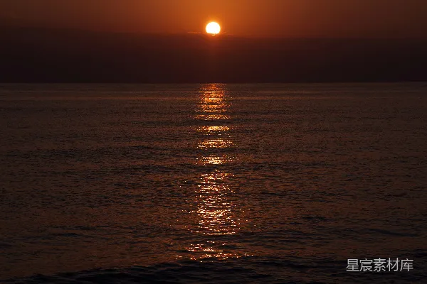 高清摄影 平静的海洋上夕阳西下