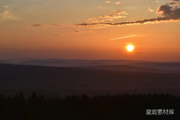 高清摄影 夕阳正落山的远处。