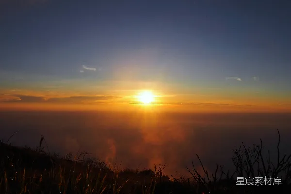 高清摄影 夕阳洒在雾蒙蒙的草地上。