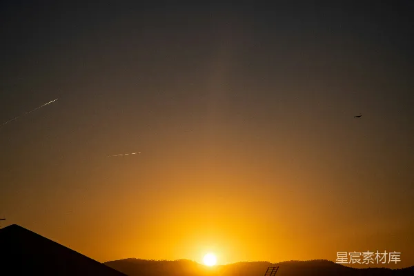 高清摄影 夕阳西下，映照着剪影般的群山。