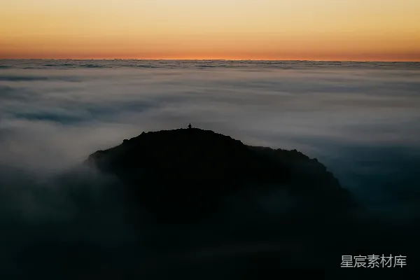 高清摄影 夕阳下，山峰从雾中浮现