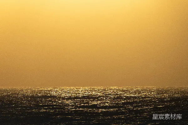 高清摄影 金色的夕阳映照在平静的海平线上