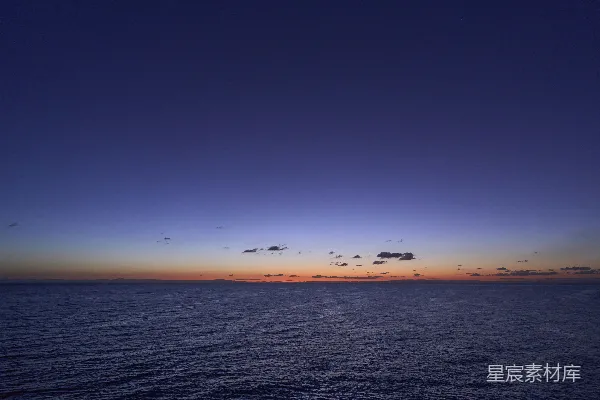 高清摄影 黄昏时分的海平线与远处的陆地