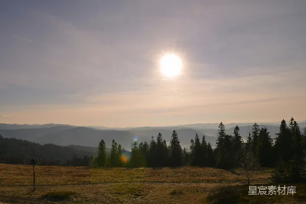 高清摄影 一片树木和山脉相间的风景