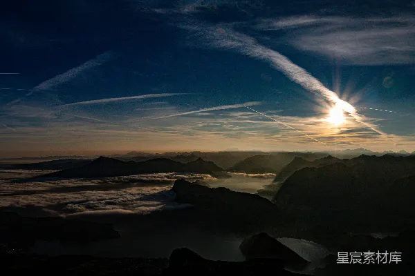 高清摄影 太阳正在云层和山脉上落下。