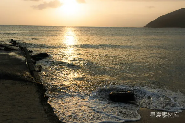 高清摄影 平静的海面上夕阳西下，波浪轻轻荡漾。