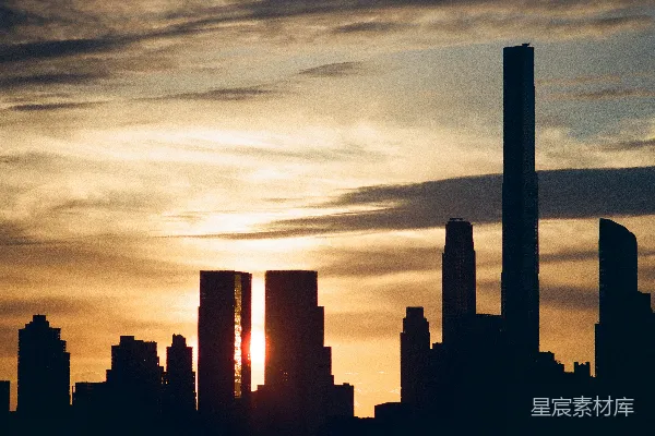高清摄影 夕阳西下，城市天际线剪影后方的壮观景象。