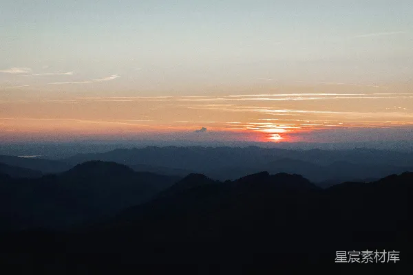 高清摄影 夕阳西下，远处山脉的景色。
