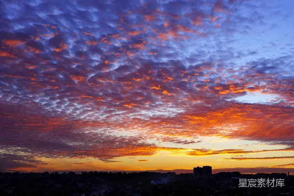 高清摄影 夕阳下城市天际线上的戏剧性云层