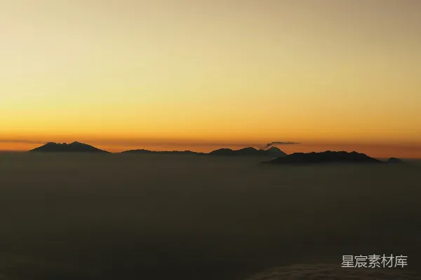 高清摄影 夕阳西下，云层之上，山脉剪影般矗立。