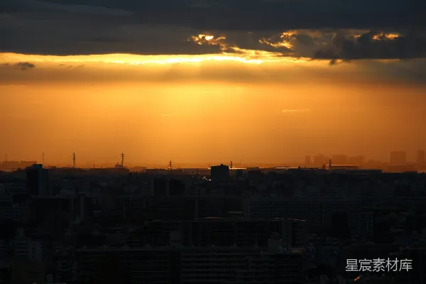 高清摄影 夕阳照耀着雾蒙蒙的城市景象，乌云密布。