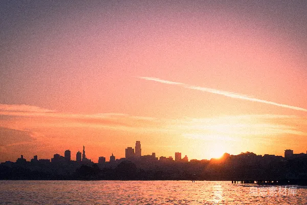 高清摄影 夕阳映照在城市天际线之上，倒映在水面上，留下一道烟迹。