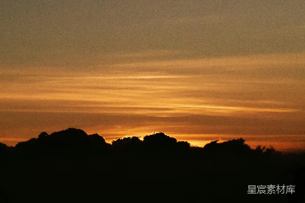 高清摄影 夕阳西下，山影轮廓鲜明。