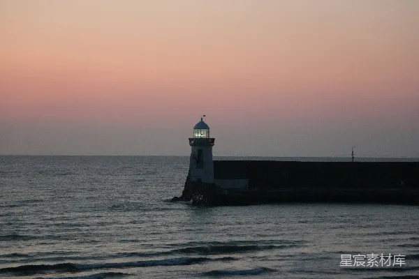 高清摄影 夕阳下的码头灯塔，灯光闪烁。