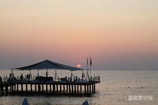 高清摄影 夕阳正映在码头的水面上。