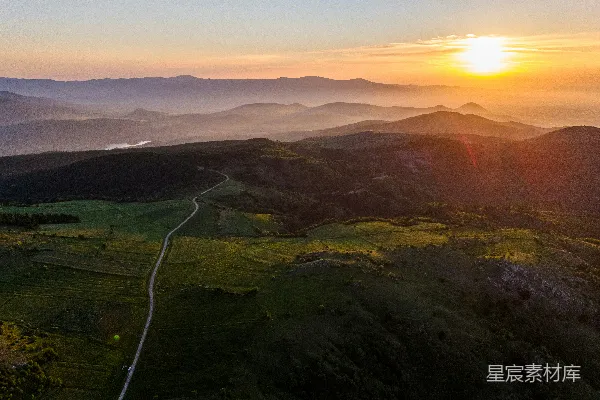 高清摄影 日落时分，群山之上夕阳西下