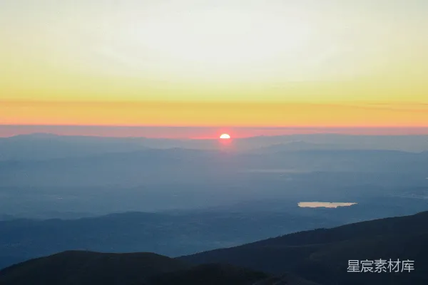 高清摄影 夕阳正西山落下。