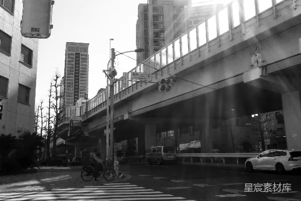 高清摄影 一张黑白城市街道的照片
